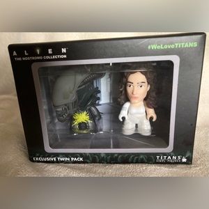 2015 Nerd Block - Alien Titans Figurines Twin Pack